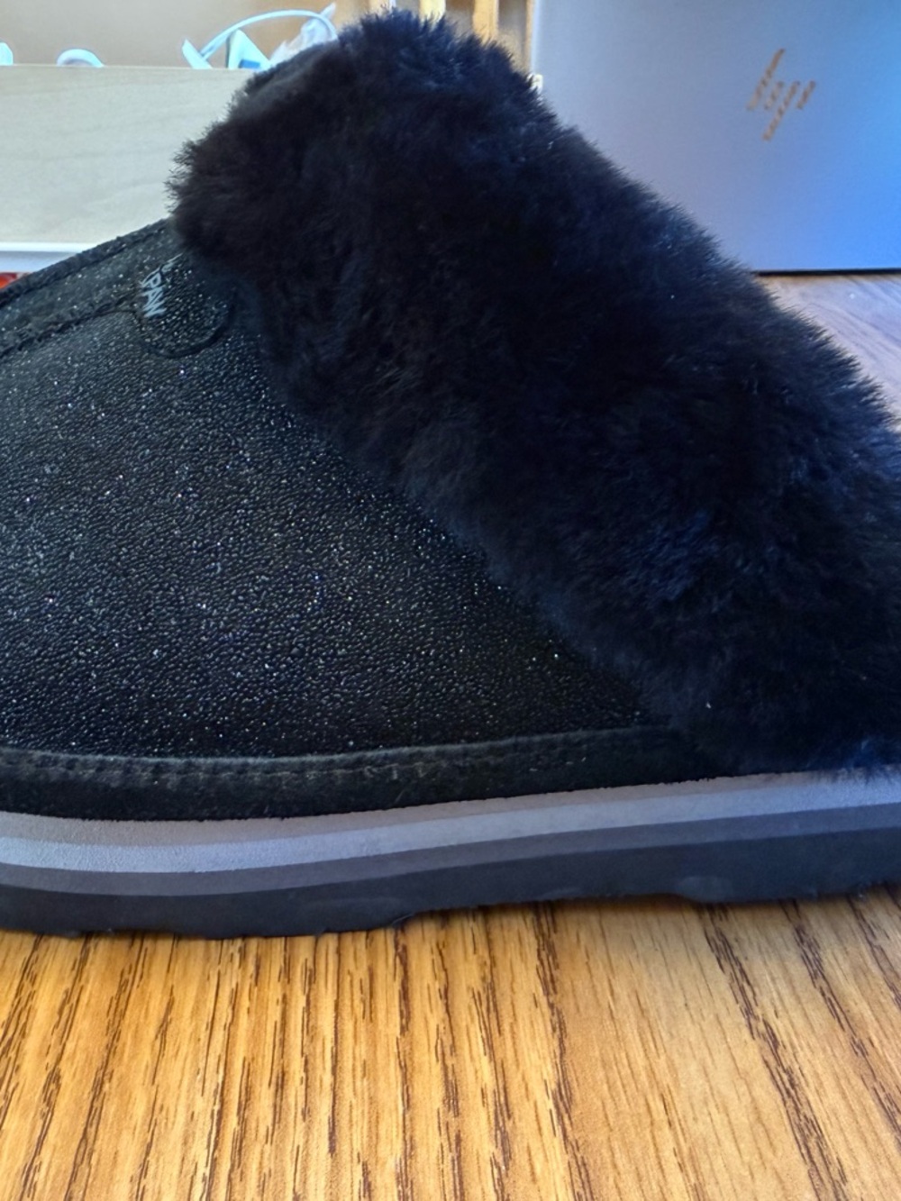 Bearpaw Women’s Size 12 black Sparkle Shearling Slippers - Picture 3 of 5